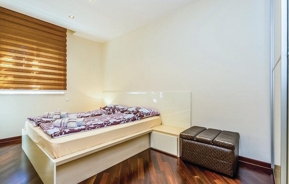 Sypialnia z podwójnym łóżkiem i nowoczesną atmosferą