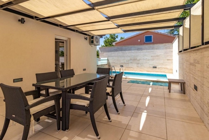 Zadaszony taras z jadalnią i widokiem na basen