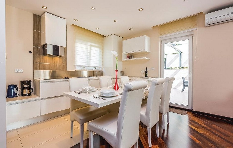 Nowoczesna kuchnia z jadalnią i wyjściem na taras