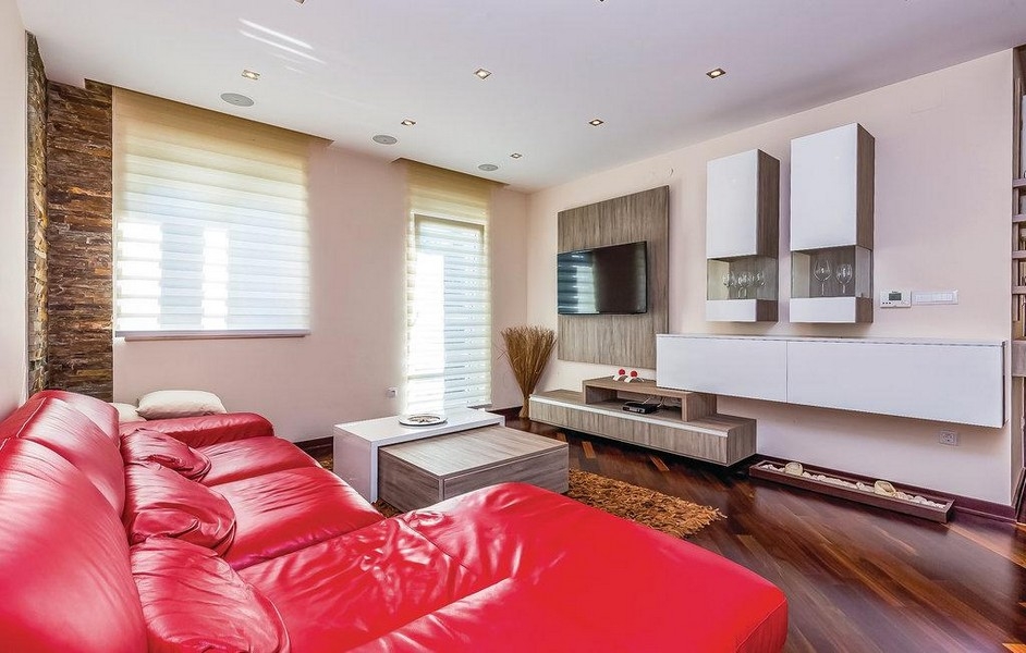 Jasny salon z designerskimi meblami i parkietem