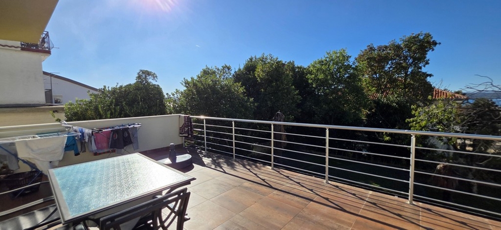 Duży taras mieszkania A3802, które jest na sprzedaż w Crikvenicy.