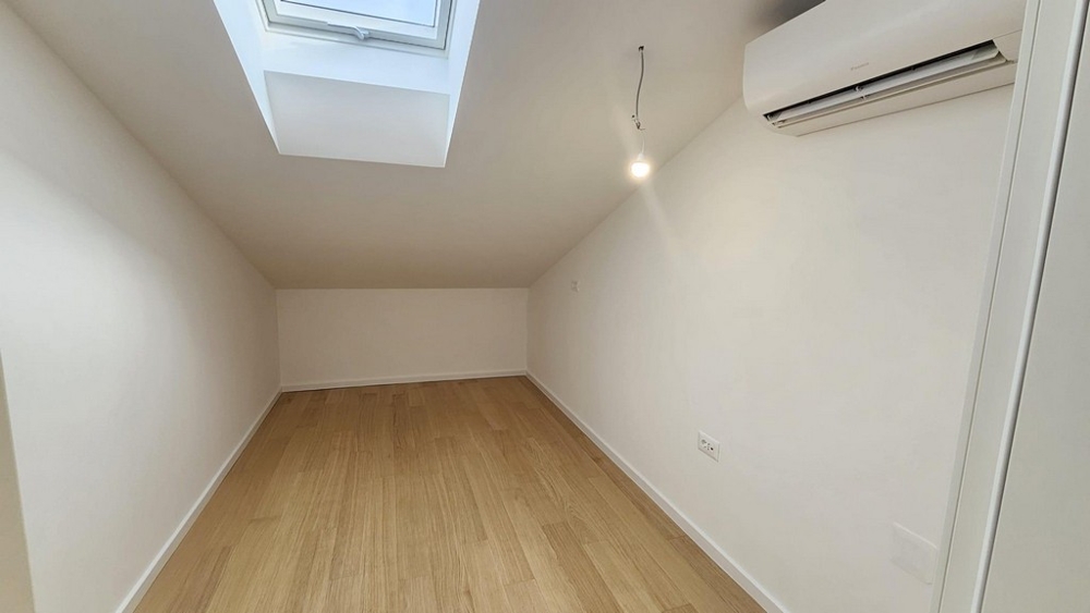 Pokój ze skośnym sufitem i świetlikiem