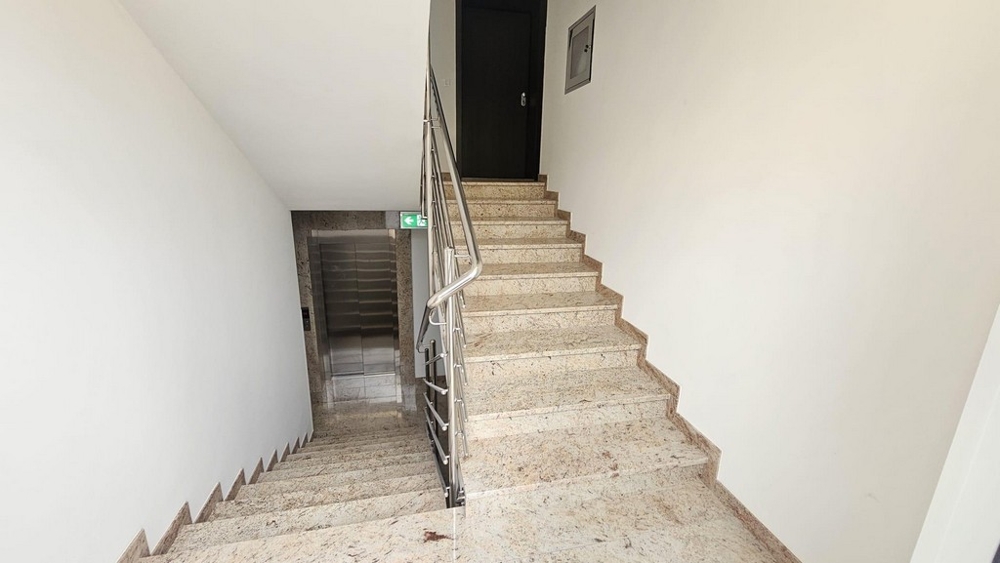 Schody z windą i marmurowymi stopniami
