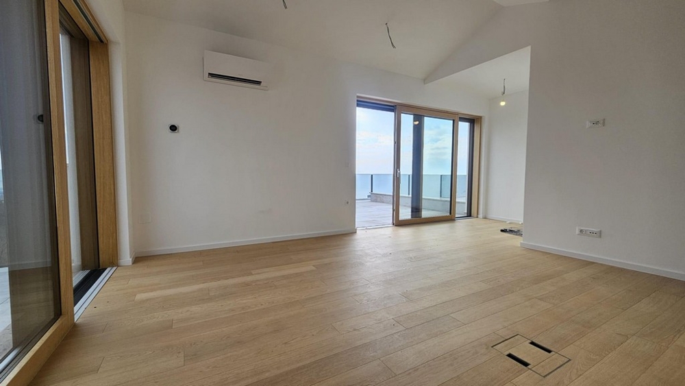 Jasny salon z widokiem na morze