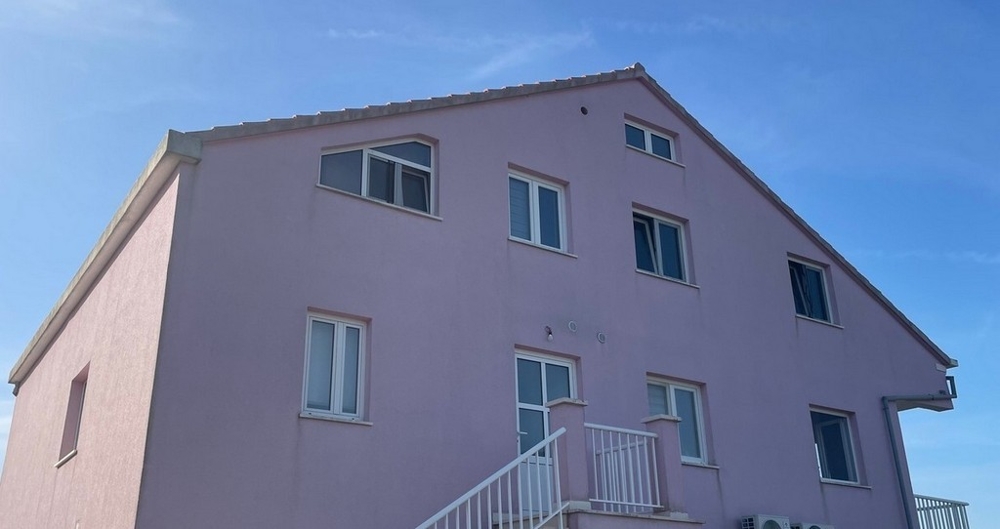 Wygląd zewnętrzny różowego apartamentowca