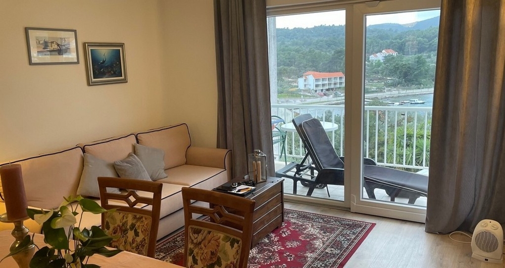 Widok z salonu na taras i morze.