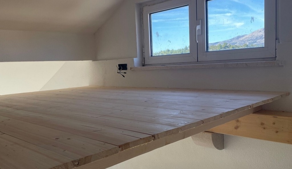 Drewniana galeria z widokiem na okno