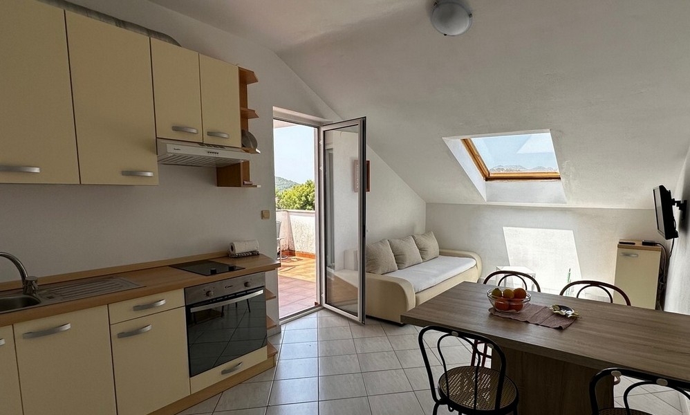 Część dzienna z kuchnią i wyjściem na taras