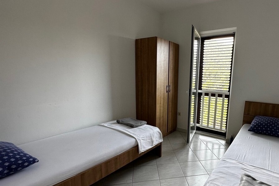 Sypialnia z dwoma pojedynczymi łóżkami