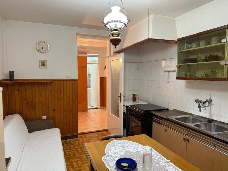 Kuchnia z częścią wypoczynkową i boazerią