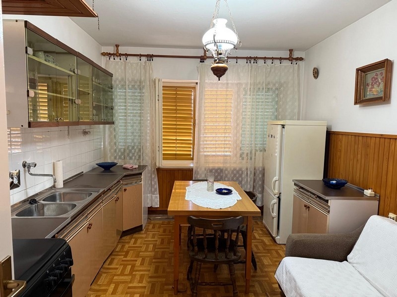 Część jadalna z aneksem kuchennym i roletami