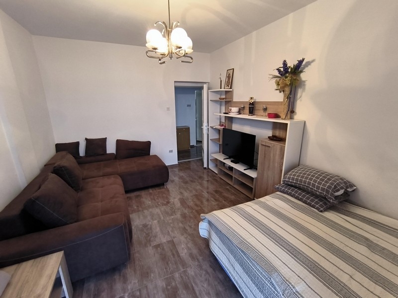 Pokój dzienny z TV i częścią sypialną