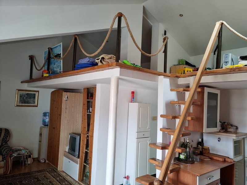 Widok na praktyczną galerię apartamentu A3810 w Chorwacji.