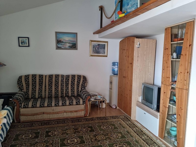 Pokój dzienny z sofą i drewnianą szafką