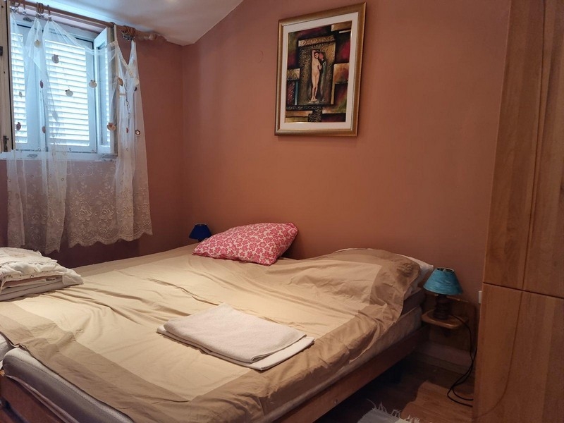 Sypialnia z oknem i podwójnym łóżkiem