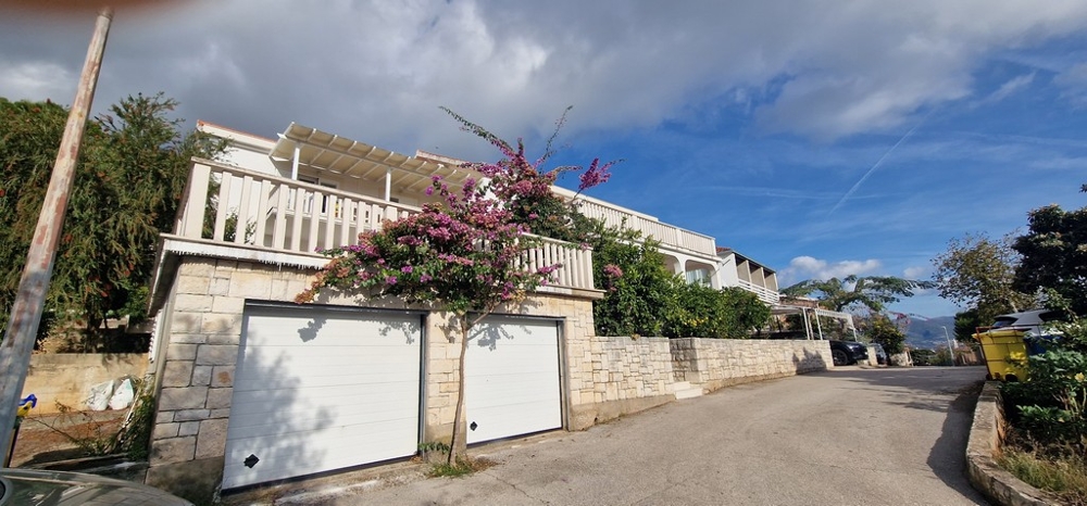 Widok na garaż i dom z kwiatami