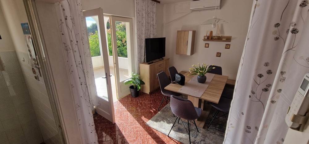 Część jadalna z wyjściem na taras