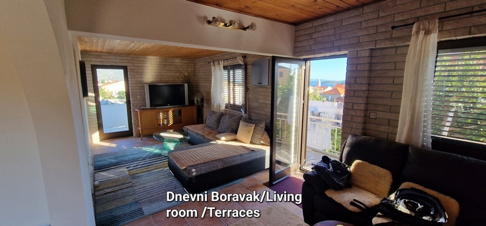 Pokój dzienny z wyjściem na taras