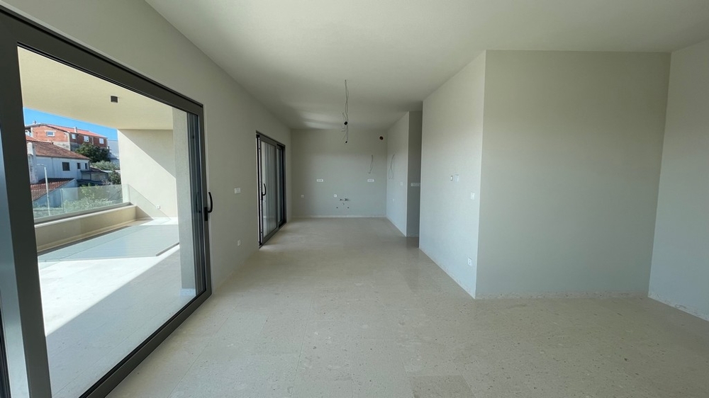 Jasny salon z wyjściem na taras