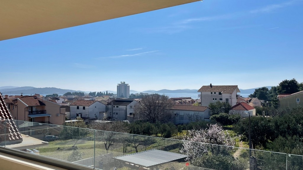 Widok z tarasu na okolicę i morze