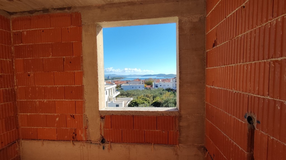 Niedokończony pokój z oknem i widokiem na morze