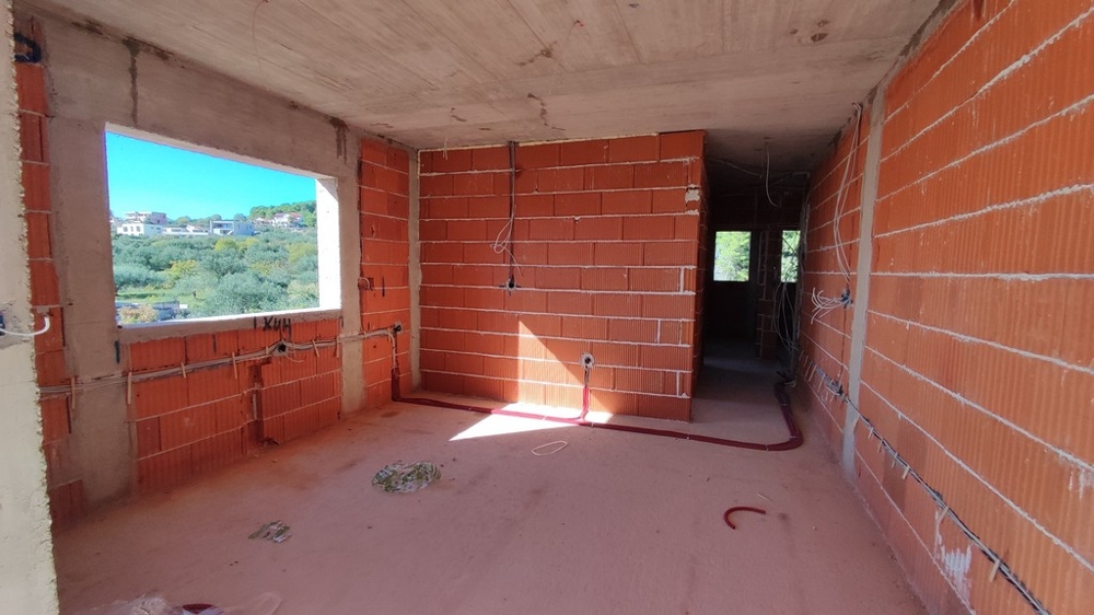 Niedokończony pokój z dużym otworem okiennym