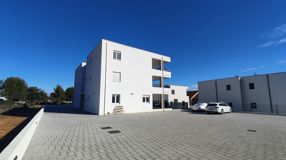 Wygląd zewnętrzny nowoczesnego budynku mieszkalnego z miejscami parkingowymi