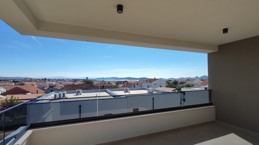 Szeroki widok na dachy i morze z tarasu