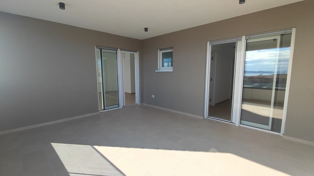 Przestronny taras z przesuwanymi drzwiami