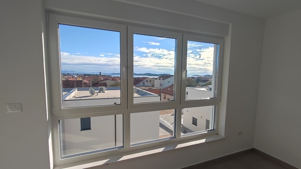 Okno w salonie z widokiem na morze