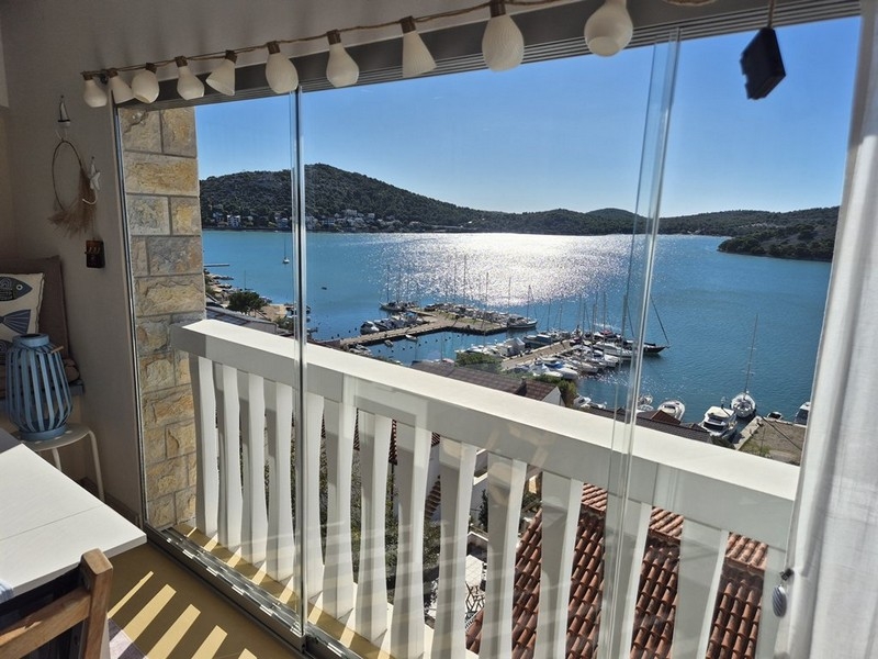 Widok na morze z apartamentu A3819 w Tisno