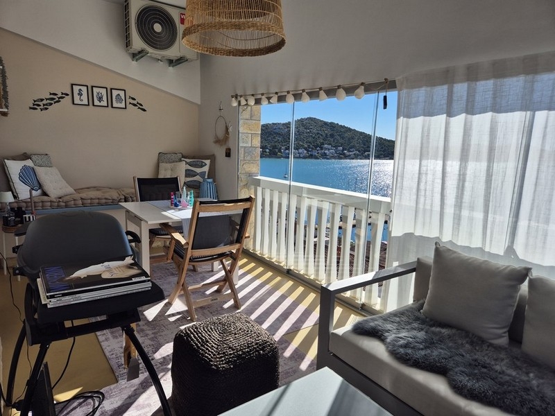 Jasny salon z widokiem na zatokę