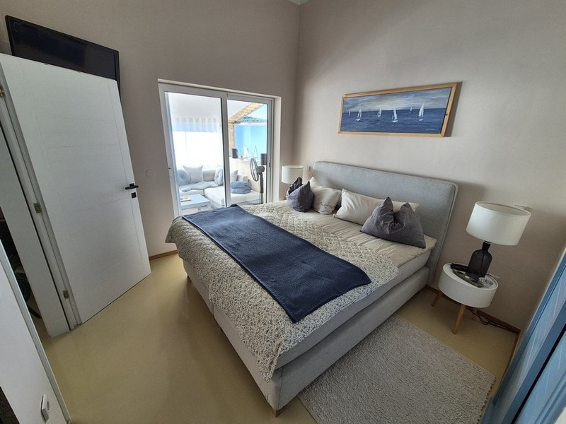 Sypialnia z wyjściem na przeszklony taras