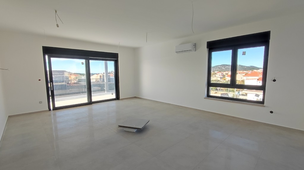 Pokój dzienny z dwoma oknami i przygotowaniem do kuchni