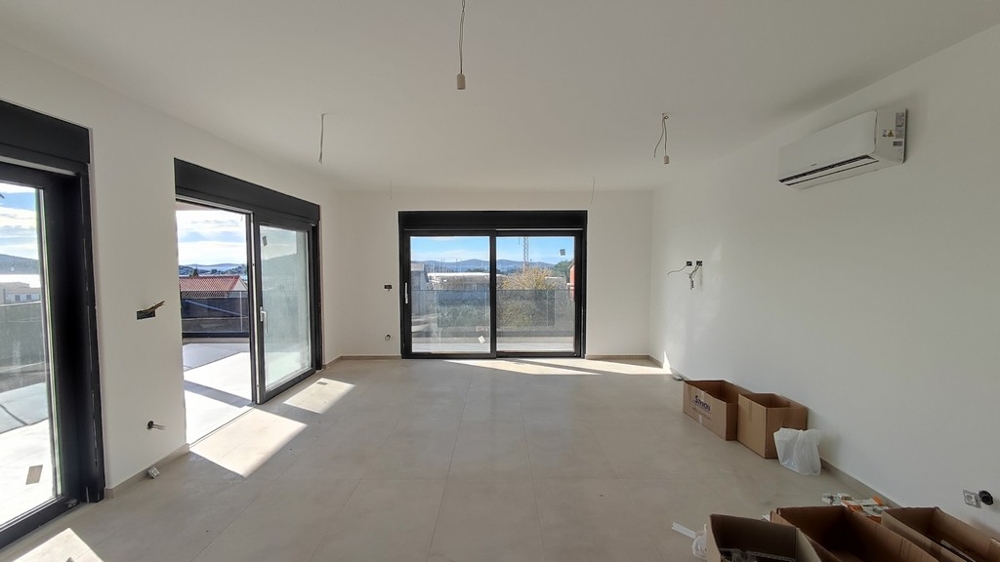 Przestronny salon z widokiem na morze i dostępem do kilku drzwi tarasowych