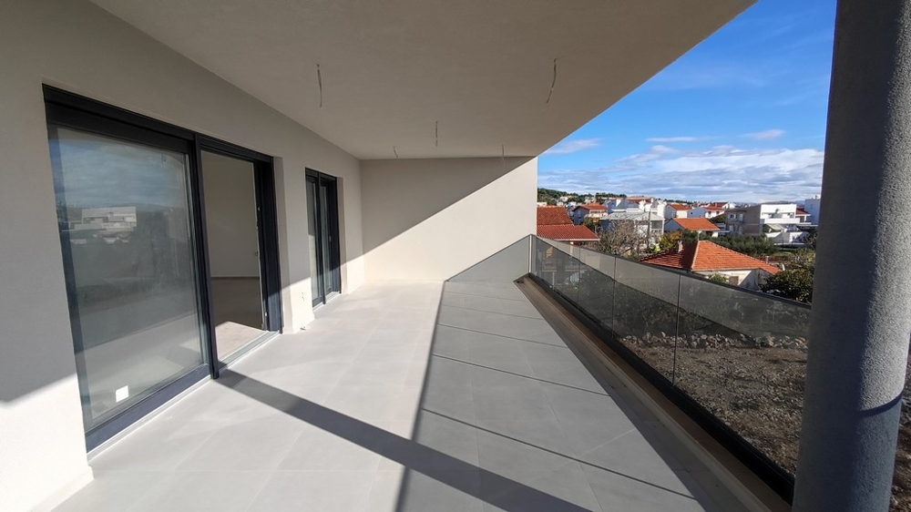 Widok z tarasu na morze i otaczający krajobraz