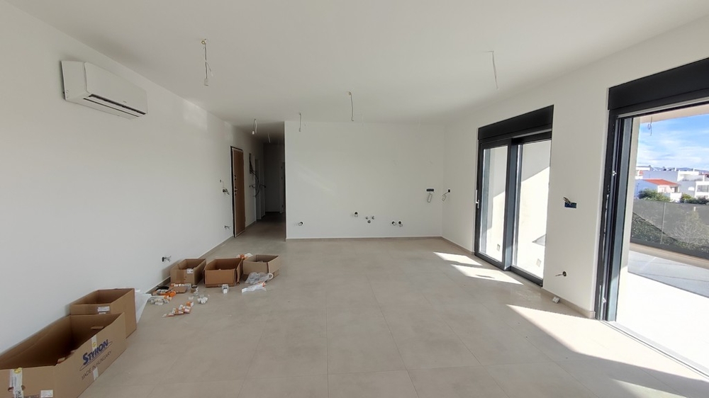 Taras ze szklaną balustradą i przejściem do salonów