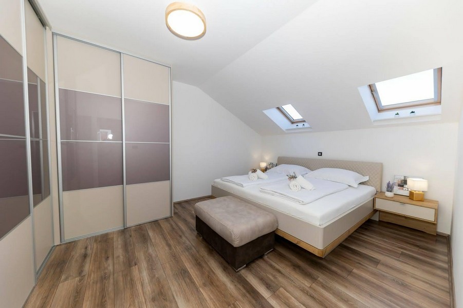 Jasna sypialnia z dwoma świetlikami