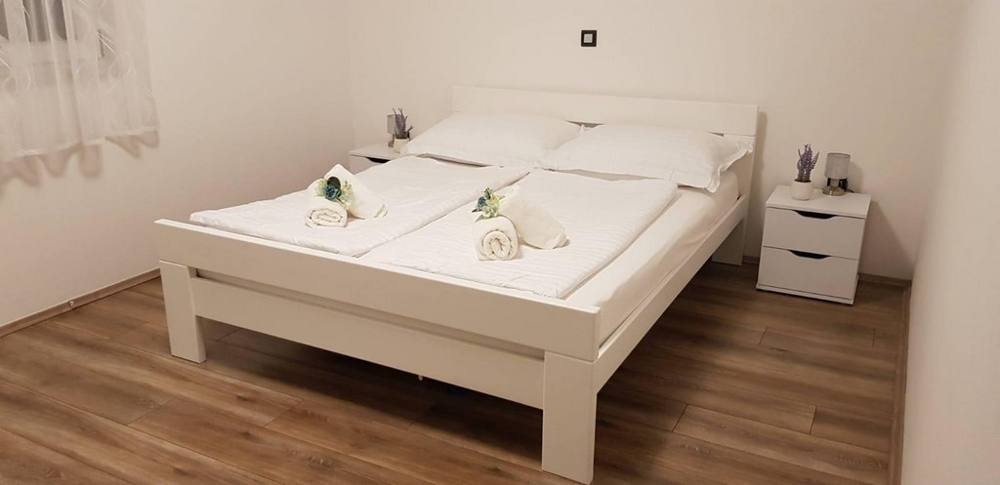 Sypialnia z podwójnym łóżkiem i szafką nocną