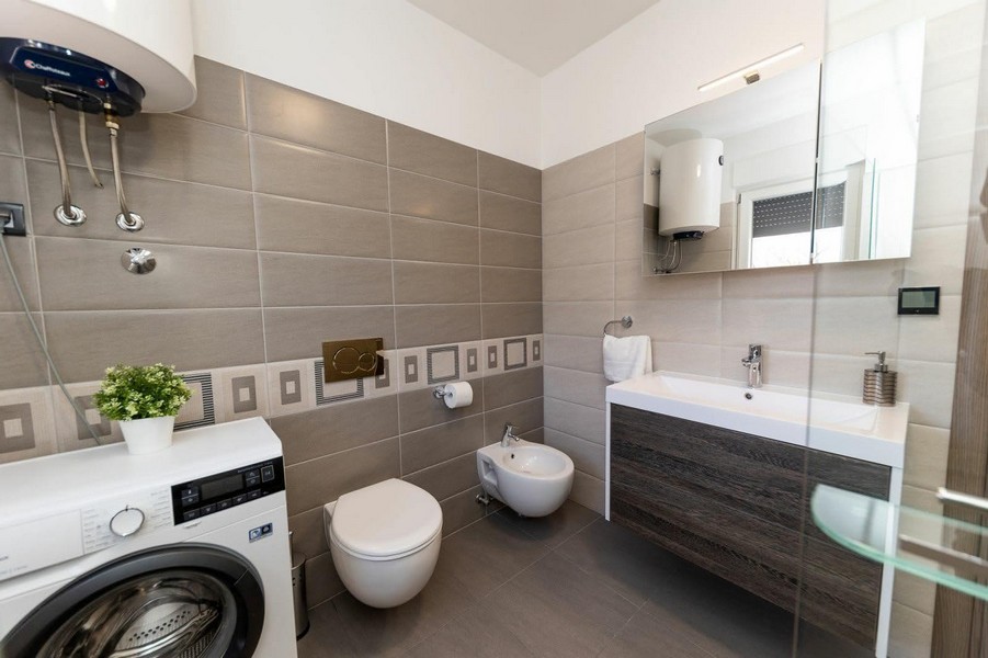 Łazienka z pralką i prysznicem