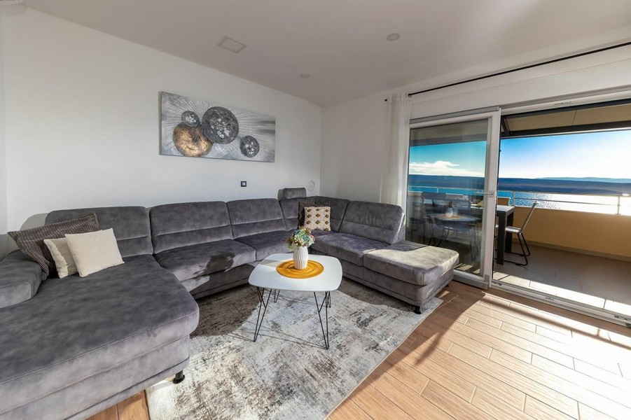 Pokój dzienny z wyjściem na taras i widokiem na morze