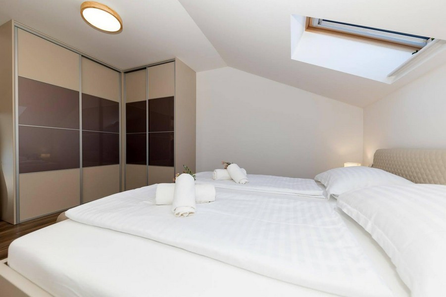 Sypialnia ze świetlikiem i dużą szafą