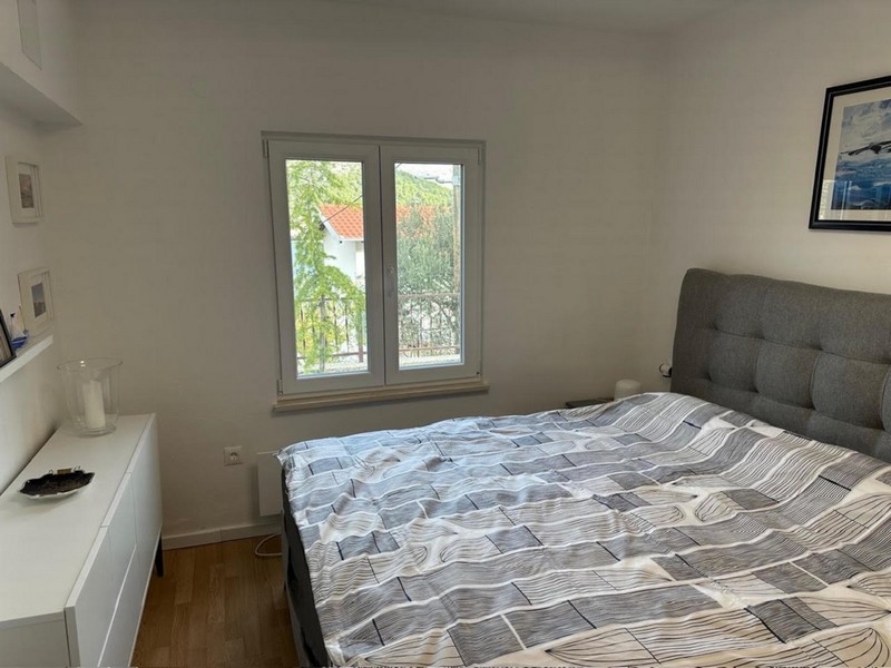 Sypialnia z podwójnym łóżkiem i oknem