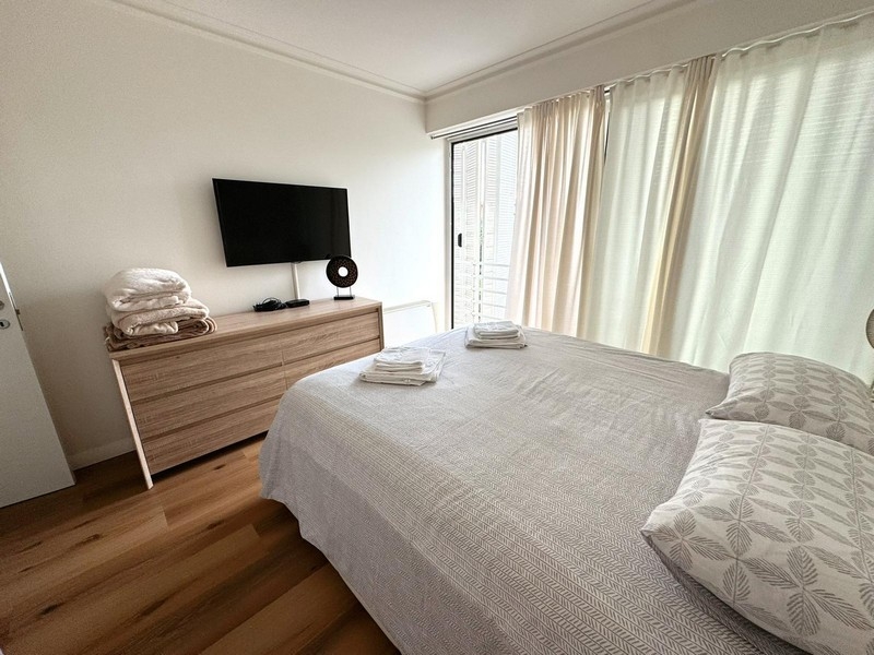 Sypialnia z komodą i telewizorem