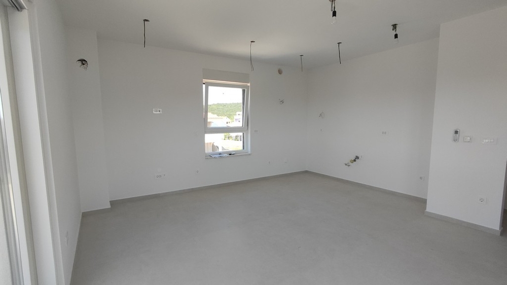 Jasny salon i kuchnia z oknami i rurami