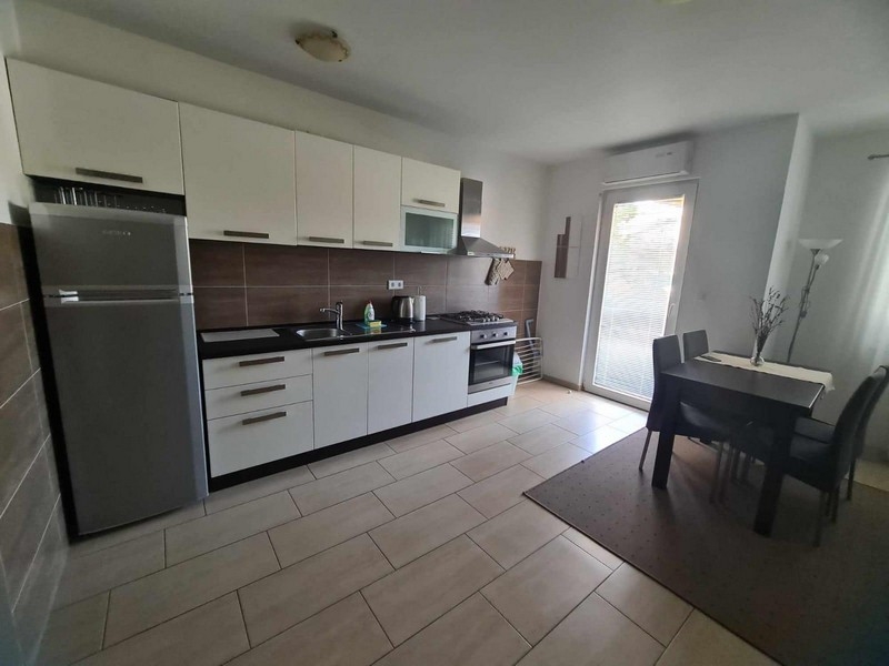 Kuchnia i jadalnia w nieruchomości A3826 na wyspie Pag w Chorwacji.