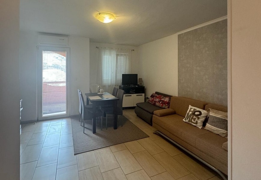 Jasny salon z wyjściem na balkon