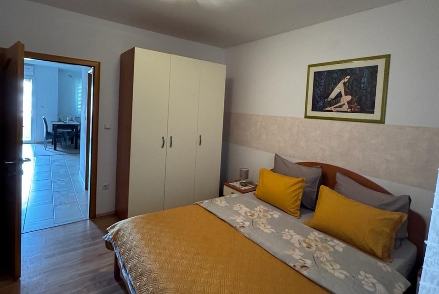 Sypialnia z podwójnym łóżkiem i szafą