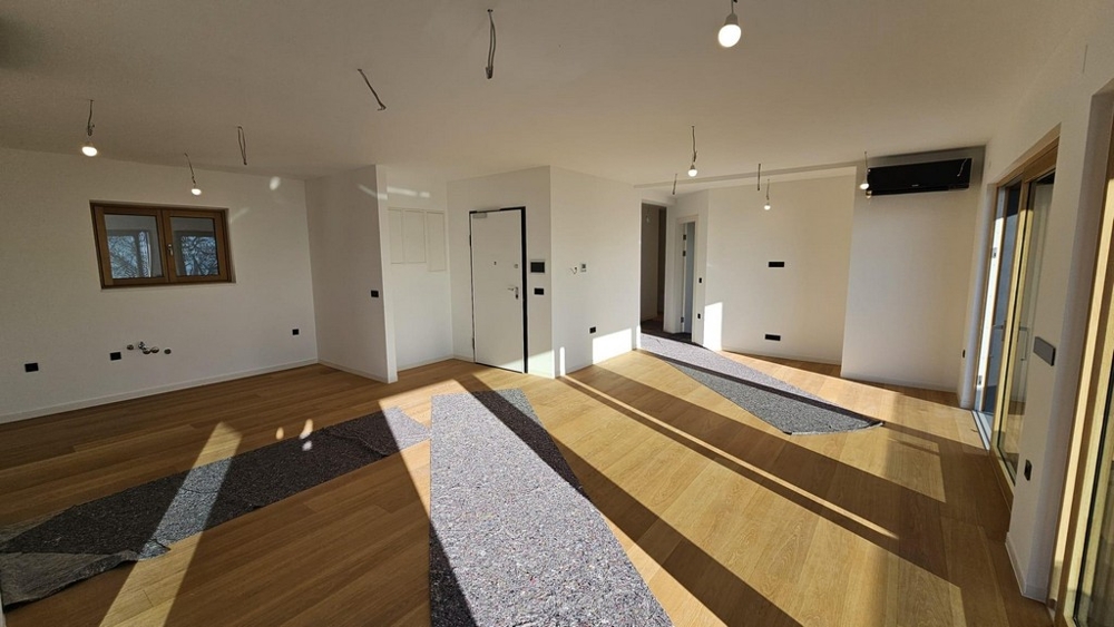 Otwarta część dzienna z wyjściem na okno i taras