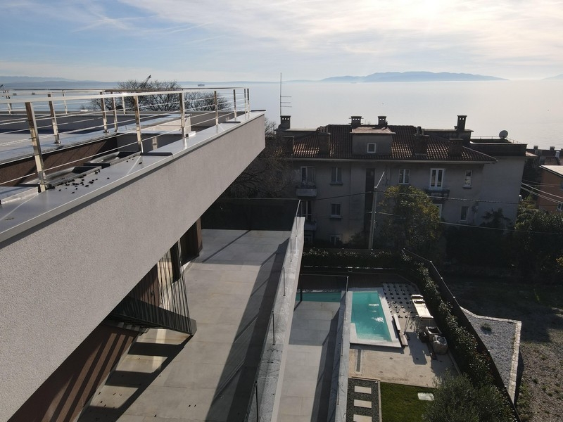 Taras z widokiem na basen i morze